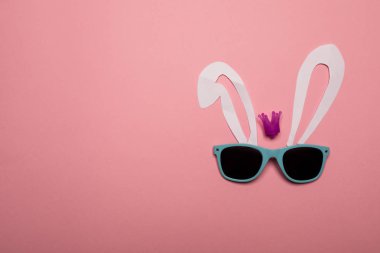Pembe arka plan üzerinde soyut tavşan.