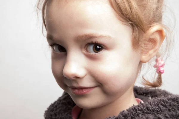 Милая маленькая улыбчивая девочка — стоковое фото