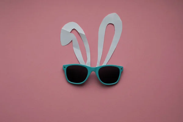 Abstracte konijn op de roze achtergrond. — Stockfoto
