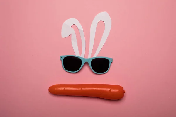 Abstracte konijn op de roze achtergrond. — Stockfoto