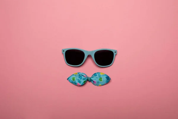 Coole zonnebril op roze achtergrond — Stockfoto