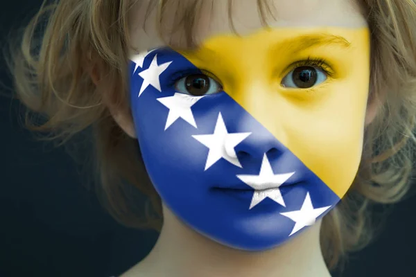 Bambino con bandiera dipinta della Bosnia-Erzegovina — Foto Stock
