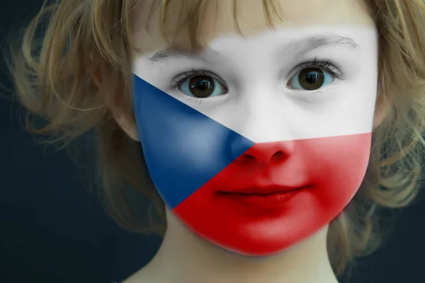 Niño con una bandera pintada de República Checa —  Fotos de Stock