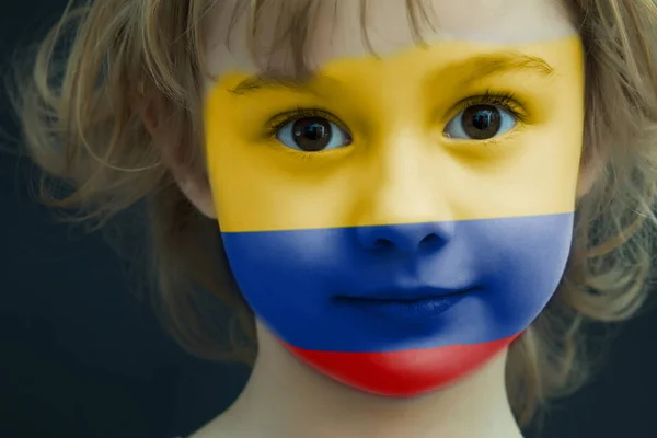 Niño con una bandera pintada de Columbia — Foto de Stock