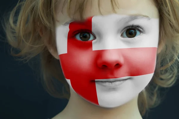 Niño con una bandera pintada de Inglaterra — Foto de Stock