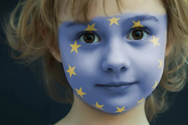 Criança com uma bandeira pintada da Europa — Fotografia de Stock