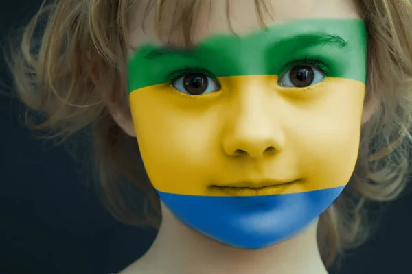 Enfant avec un drapeau peint du Gabon — Photo
