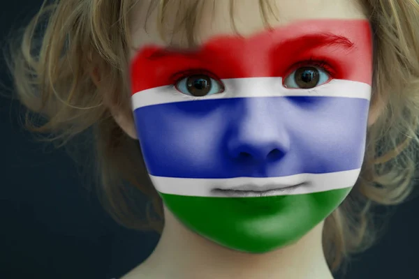 Bambino con bandiera dipinta del Gambia — Foto Stock