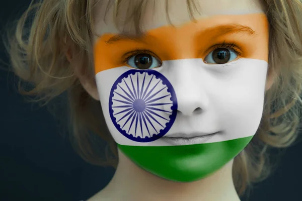 Enfant avec un drapeau peint de l'Inde — Photo