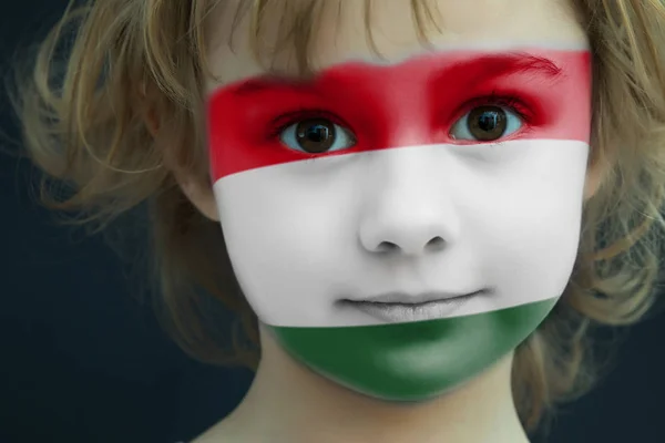Kind met een geschilderde vlag van Hongarije — Stockfoto