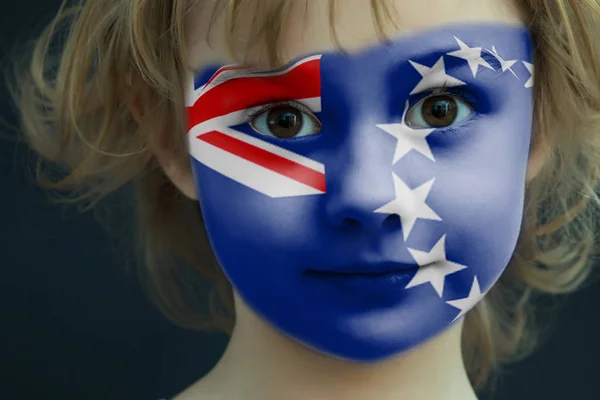 Dítě s Malovaný vlajka Cookových ostrovů — Stock fotografie