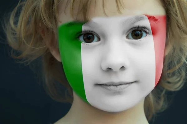 Niño con una bandera pintada de Italia — Foto de Stock