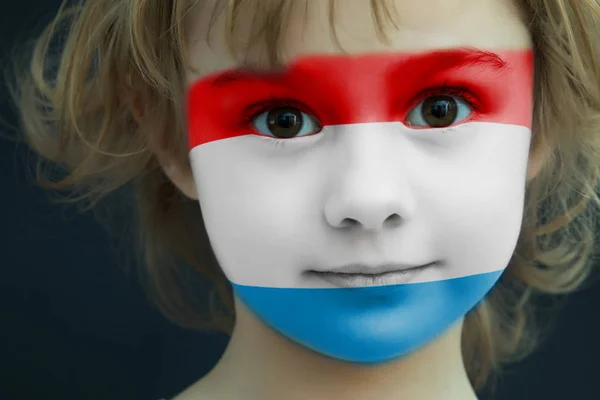 Dítě s malovanými lucemburská vlajka — Stock fotografie