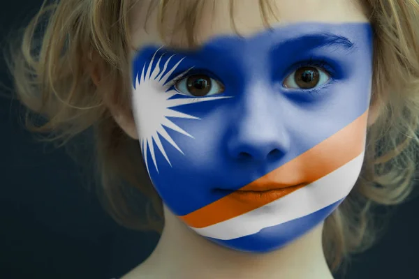 Kind met een geschilderde vlag van Marshalleilanden — Stockfoto