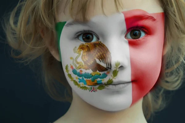 Niño con una bandera pintada de México — Foto de Stock