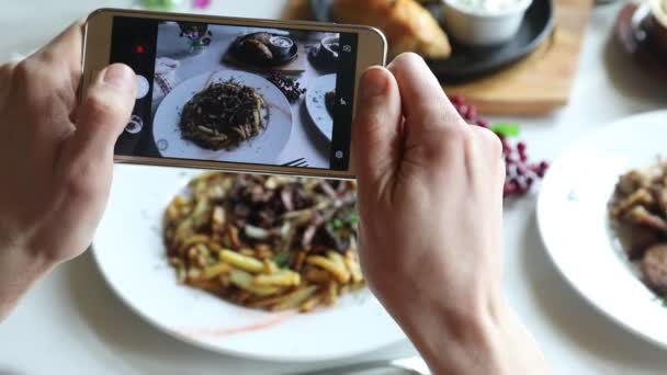 Smartphone ile çeşitli yemekler fotoğrafta eller — Stok video