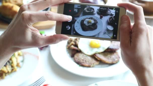 Ręce biorąc zdjęcie różne potrawy z smartphone — Wideo stockowe