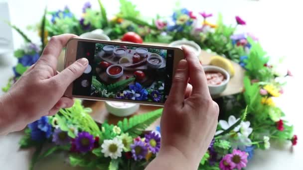Ruce s fotografii různé pokrmy s smartphone — Stock video