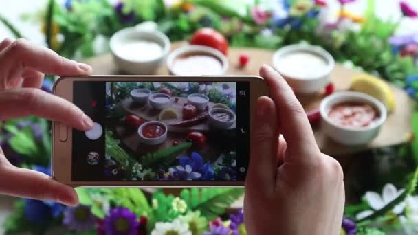 스마트폰으로 다양 한 요리 사진을 복용 하는 손 — 비디오