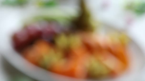各种各样的新鲜水果放在盘子 — 图库视频影像
