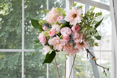 Pembe ve beyaz çiçeklerin lüks çiçek düzenlemesi.