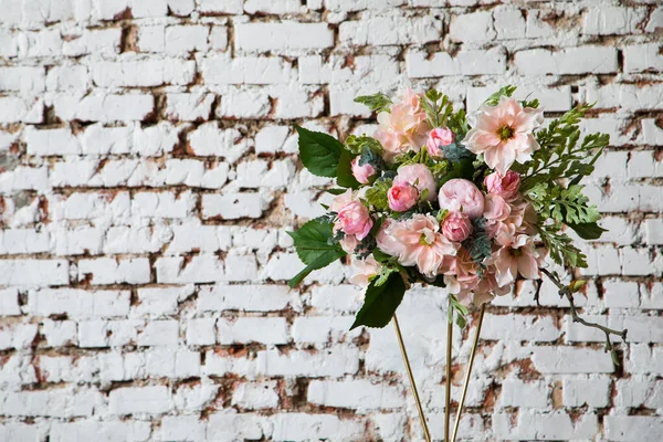 Luxusní květinové aranžmá růžových a bílých květin. — Stock fotografie