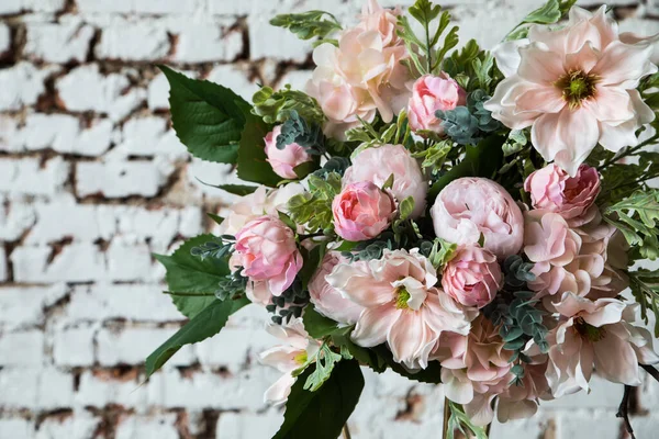 Luxus-Blumenarrangement aus rosa und weißen Blumen. — Stockfoto