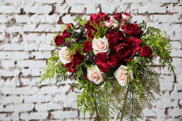 Arranjo floral de luxo de flores rosa e branco . — Fotografia de Stock