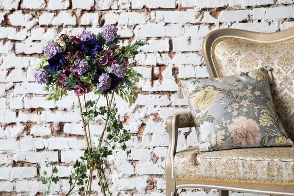 Interior blanco del estudio con flores blancas y rosadas . — Foto de Stock