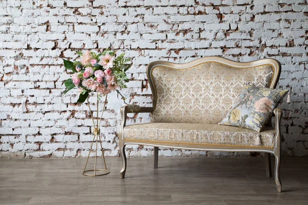 Interior blanco del estudio con flores blancas y rosadas . — Foto de Stock