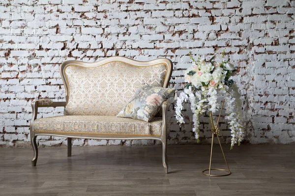 Interior blanco del estudio con flores blancas y rosadas . — Foto de Stock