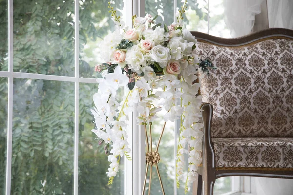 Interno bianco di studio con fiori bianchi e rosa . — Foto Stock