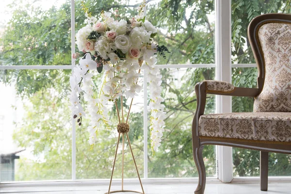 Interior blanco del estudio con flores blancas y rosadas . — Foto de Stock