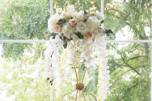 Arreglo floral de lujo de flores rosas y blancas . — Foto de Stock