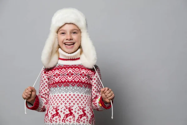 Menina sorridente no olhar de inverno — Fotografia de Stock