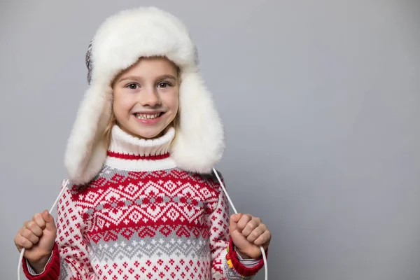 Lächelndes Mädchen im Winterlook — Stockfoto