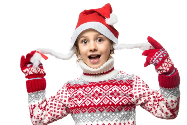 Criança chocada e surpresa com chapéu de Natal vermelho . — Fotografia de Stock