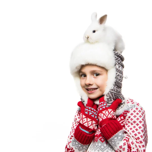 Kleines Kind mit Häschen. Frohe Weihnachten und ein gutes neues Jahr. — Stockfoto