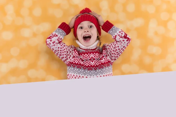 Criança de Natal menina com banner vazio copyspace — Fotografia de Stock