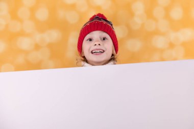 Boş afiş alan Noel çocuğu kız çocuğu