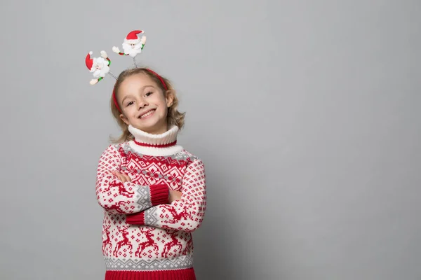 圣诞节乐队的有趣的孩子。 开心地微笑着的小女孩 . — 图库照片