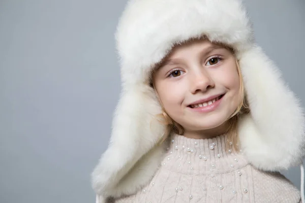 Leende flicka på vintern utseende, jul koncept. — Stockfoto