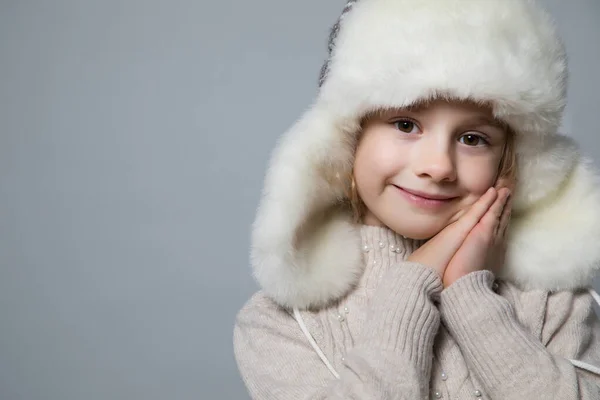 Menina sorridente no olhar de inverno, conceito de Natal . — Fotografia de Stock