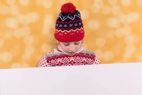 Criança de Natal menina com banner vazio copyspace — Fotografia de Stock