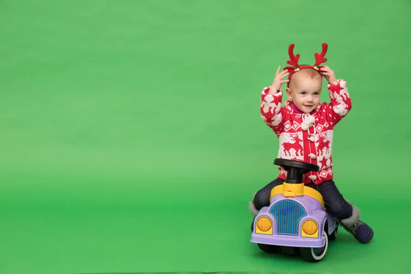 クリスマスと新年の時間に赤ちゃん. — ストック写真