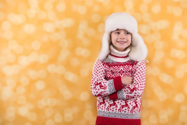 Leende liten flicka på vintern utseende, jul koncept. — Stockfoto