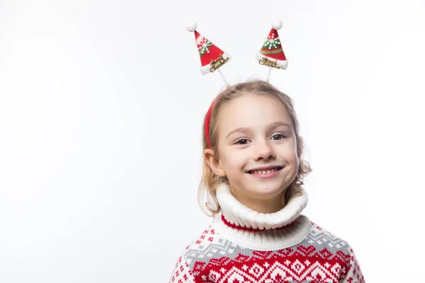 Lustiges Kind mit Weihnachtsband. fröhlich lächelndes kleines Mädchen . — Stockfoto