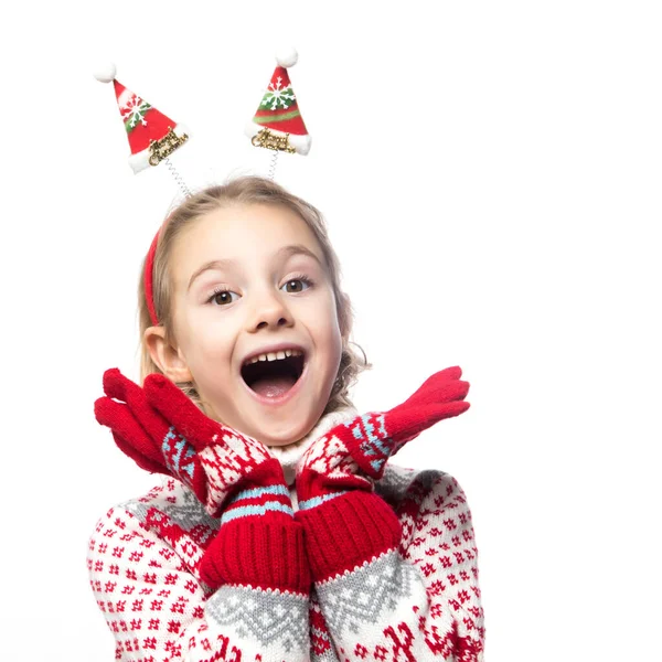 Забавна дитина з різдвяною групою. Весела усміхнена дівчинка  . — стокове фото