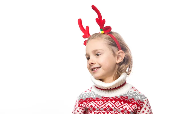 Lustiges Kind mit Weihnachtsband. fröhlich lächelndes kleines Mädchen . — Stockfoto