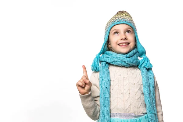 Menina sorridente no inverno olhar vestindo chapéu quente engraçado — Fotografia de Stock